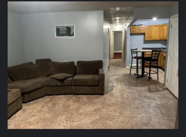 Room In A Beach House With King Size Bed In A Landlord Hosted Three Bedroom Apartment Нью-Йорк Экстерьер фото